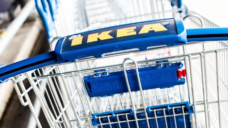 Bizarka! Ikea v oglasu poziva nosečnice, naj urinirajo na katalog za nižjo ceno izdelka!
