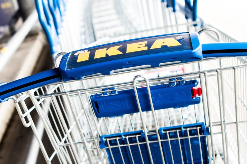 Bizarka! Ikea v oglasu poziva nosečnice, naj urinirajo na katalog za nižjo ceno izdelka! (foto: profimedia)