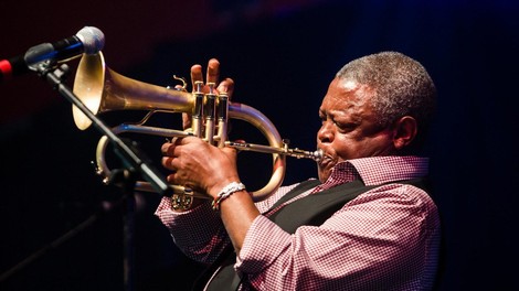 Umrl je vrhunski južnoafriški trobentač Hugh Masekela