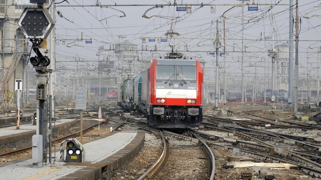 V iztirjenju vlaka pri Milanu mrtvi in poškodovani, več ljudi še vedno ujetih v vagonih! (foto: profimedia)