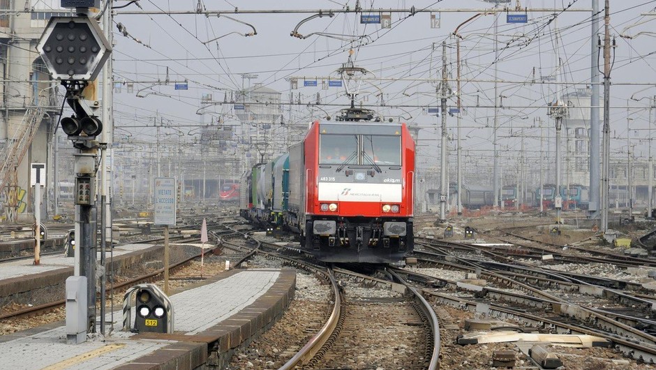 
                            V iztirjenju vlaka pri Milanu mrtvi in poškodovani, več ljudi še vedno ujetih v vagonih! (foto: profimedia)