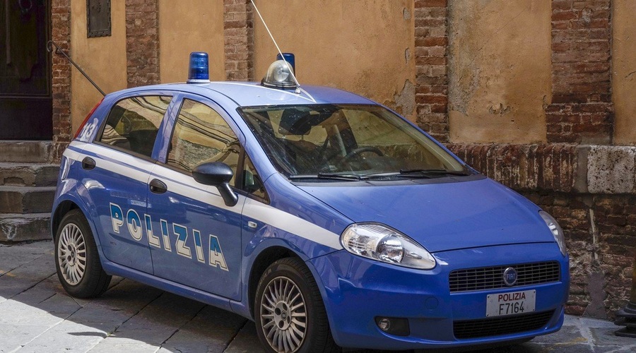 V Maceratiju je iz vozečega vozila na ljudi streljal 28-letni skrajnež! (foto: profimedia)