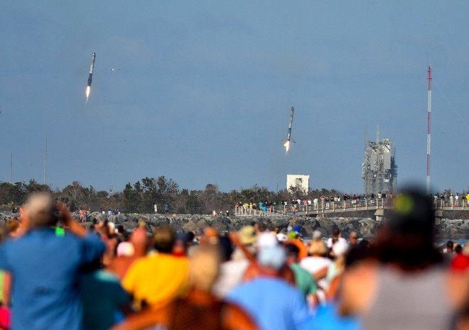 Space X z raketo Falcon Heavy poslal v vesolje avtomobil (foto: profimedia)