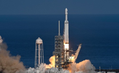 Space X z raketo Falcon Heavy poslal v vesolje avtomobil