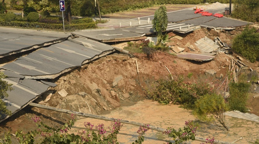 Na jugu Kitajske se je vdrla cesta in pod seboj pokopala številne ljudi! (foto: profimedia)