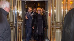 Tradicionalni dunajski operni ples z gostjo Melanie Griffith spremljali protesti pod geslom Pojej bogate!