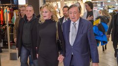 Tradicionalni dunajski operni ples z gostjo Melanie Griffith spremljali protesti pod geslom Pojej bogate!
