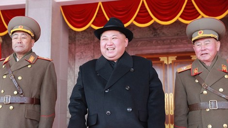 Kim Jong-un v novem propagandnem videoposnetku jezdi na belem konju