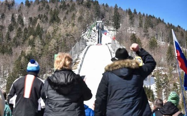 Slovenski orli tretji na ekipni tekmi v Planici, zmaga Norveški!