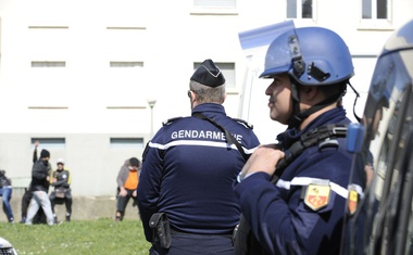 Četrta žrtev terorista postal francoski policist, ki je prevzel mesto talca!