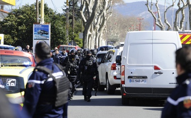 Četrta žrtev terorista postal francoski policist, ki je prevzel mesto talca!