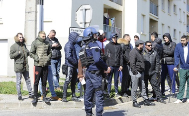 Četrta žrtev terorista postal francoski policist, ki je prevzel mesto talca!