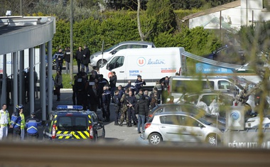 Četrta žrtev terorista postal francoski policist, ki je prevzel mesto talca!