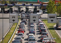 Pozor! Gneča na slovenskih cestah narašča, kje so večkilometrski zastoji?
