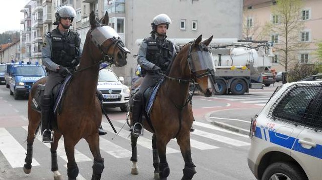 Zaradi sobotnega nogometnega derbija v Stožicah v pripravah tudi policisti! (foto: STA)