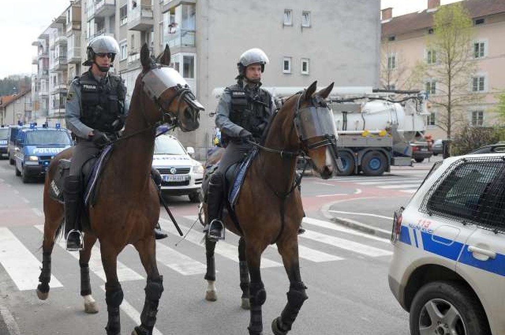 Zaradi sobotnega nogometnega derbija v Stožicah v pripravah tudi policisti! (foto: STA)