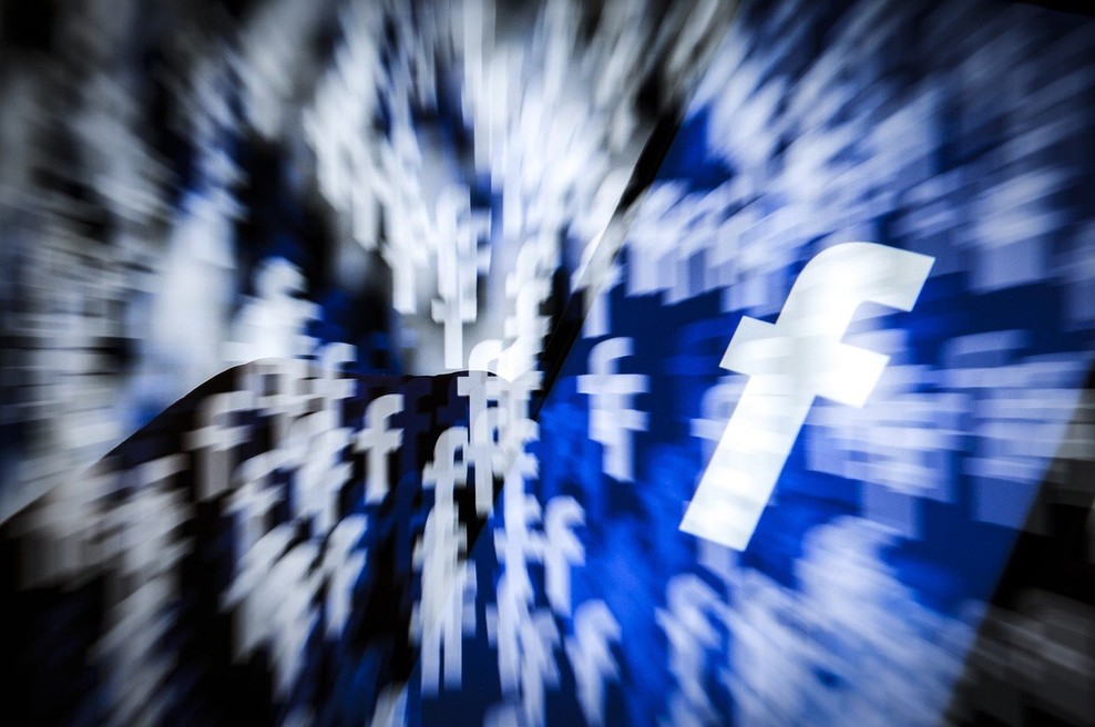 Facebook bo še letos pričel s preverjanji, kdo stoji za političnimi oglasi (foto: profimedia)