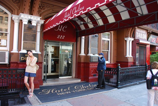 50 vrat slavnega newyorškega hotela Chelsea na dražbo po zaslugi brezdomca!