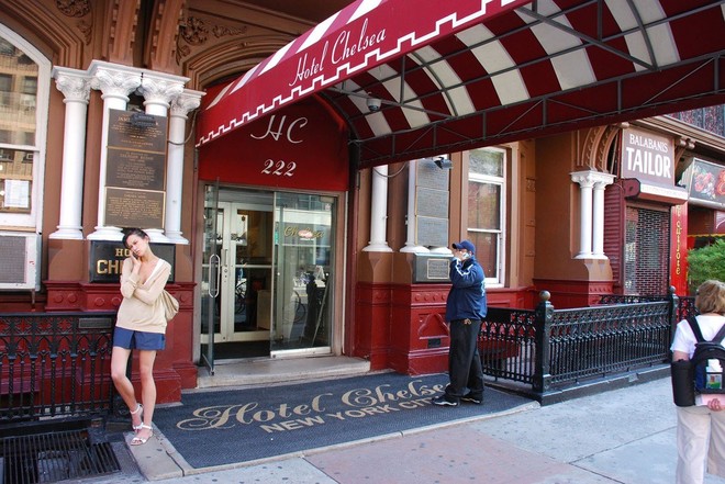 50 vrat slavnega newyorškega hotela Chelsea na dražbo po zaslugi brezdomca! (foto: profimedia)
