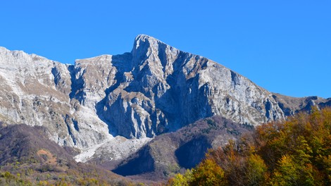 Ta znamenita slovenska gora skriva obraz spečega velikana – ga vidite tudi vi?