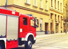 Zaradi požara v Kranju sedem ljudi začasno biva v občinski stavbi