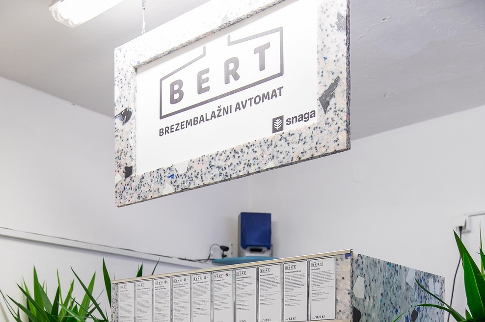 V Ljubljani odslej po šampone, čistila in kis brez embalaže tudi na avtomat Bert (foto: Bert Press, Snaga)