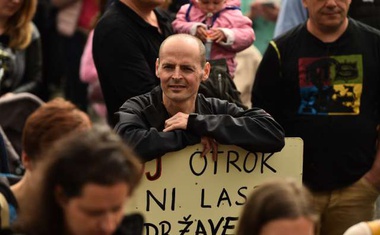 V središču Ljubljane so se zbrali protestniki, ki nasprotujejo cepljenju!