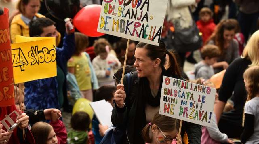 V središču Ljubljane so se zbrali protestniki, ki nasprotujejo cepljenju! (foto: Tamino Petelinšek/STA)