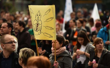 V središču Ljubljane so se zbrali protestniki, ki nasprotujejo cepljenju!