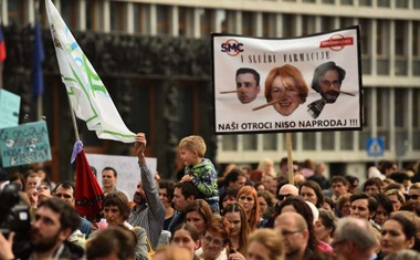 V središču Ljubljane so se zbrali protestniki, ki nasprotujejo cepljenju!