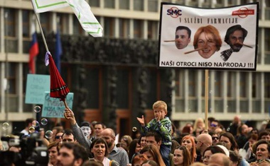 V središču Ljubljane so se zbrali protestniki, ki nasprotujejo cepljenju!