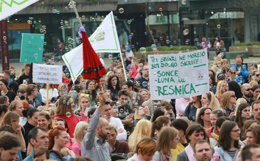 V središču Ljubljane so se zbrali protestniki, ki nasprotujejo cepljenju!