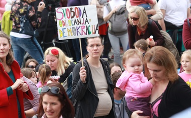 V središču Ljubljane so se zbrali protestniki, ki nasprotujejo cepljenju!