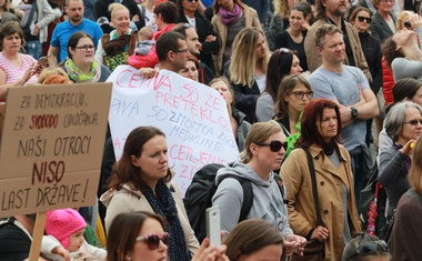 V središču Ljubljane so se zbrali protestniki, ki nasprotujejo cepljenju!