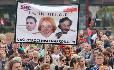 V središču Ljubljane so se zbrali protestniki, ki nasprotujejo cepljenju!