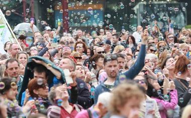 V središču Ljubljane so se zbrali protestniki, ki nasprotujejo cepljenju!