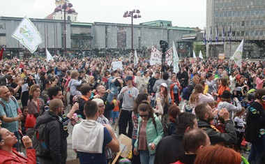 V središču Ljubljane so se zbrali protestniki, ki nasprotujejo cepljenju!