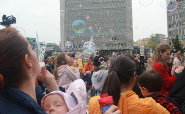 V središču Ljubljane so se zbrali protestniki, ki nasprotujejo cepljenju!