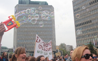 V središču Ljubljane so se zbrali protestniki, ki nasprotujejo cepljenju!