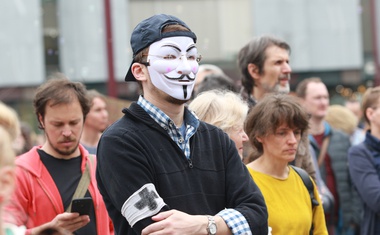 V središču Ljubljane so se zbrali protestniki, ki nasprotujejo cepljenju!