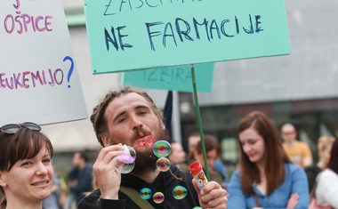 V središču Ljubljane so se zbrali protestniki, ki nasprotujejo cepljenju!