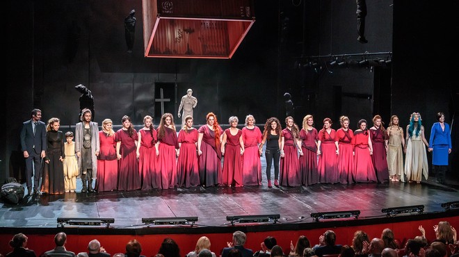 Na velikem odru novogoriškega gledališča žalostna usoda žensk iz porušene Troje (foto: David Verlič)