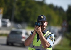 Pred policisti pijan povzročil prometno nesrečo, nato še pobegnil
