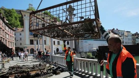 Iz Ljubljanice potegnili poldrugo tono odpadkov