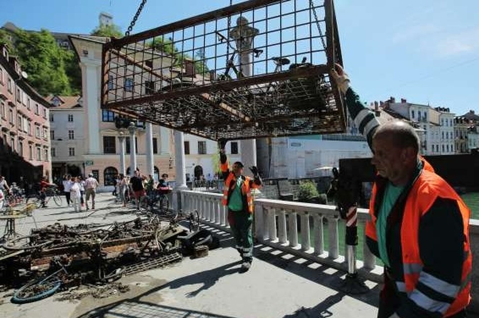 Iz Ljubljanice potegnili poldrugo tono odpadkov (foto: STA)