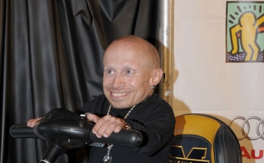 Umrl ameriški igralec Verne Troyer, ki je igral Mini Me v Austinu Powersu!