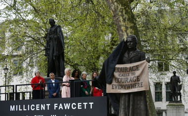 Pred britanskim parlamentom prvi spomenik posvečen ženski: sufražetki Millicent Fawcett!