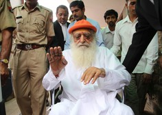 Indijski guru zaradi posilstva najstnice obsojen na dosmrtni zapor