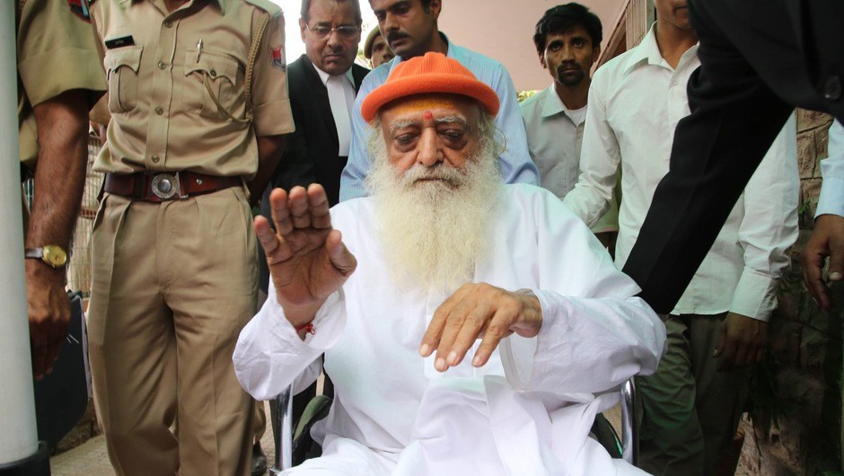 
                            Indijski guru zaradi posilstva najstnice obsojen na dosmrtni zapor (foto: profimedia)