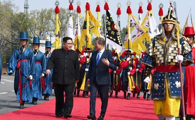 Voditelja Korej uspešno o denukearizaciji Korejskega polotoka, Merklova pa verjetno zaman na obisk k Trumpu!